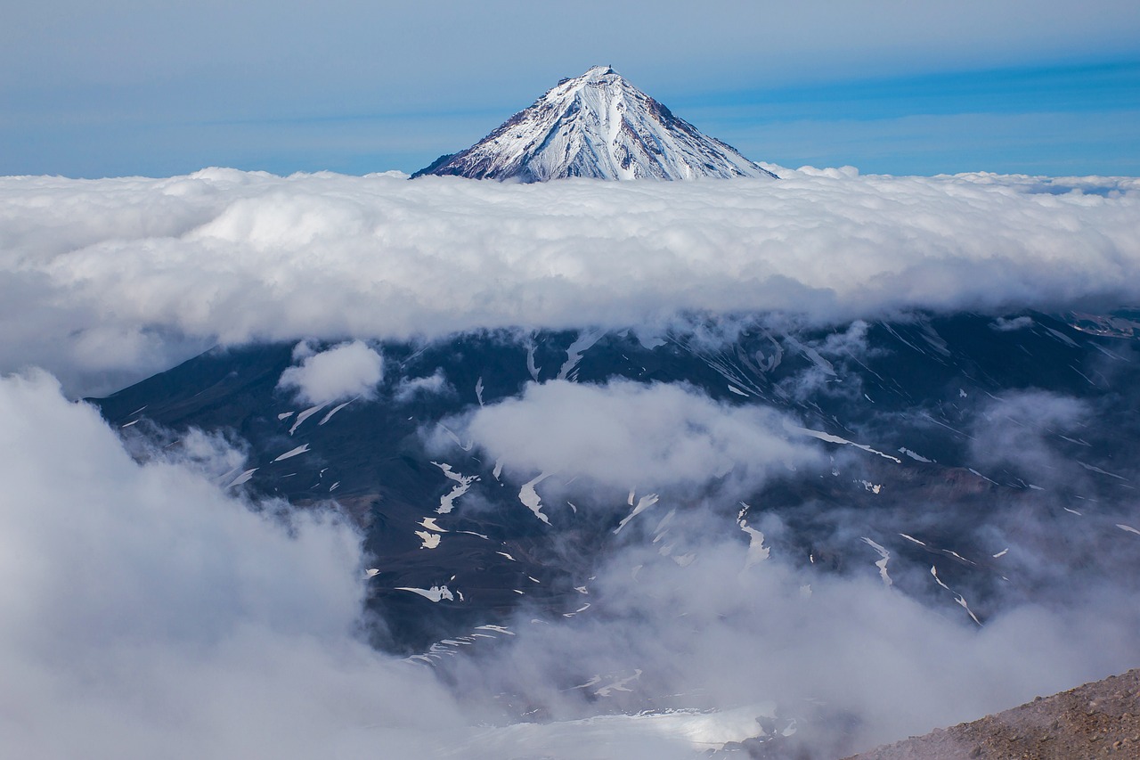 日本樱岛火山喷发，烟柱直冲云霄，高达2700米