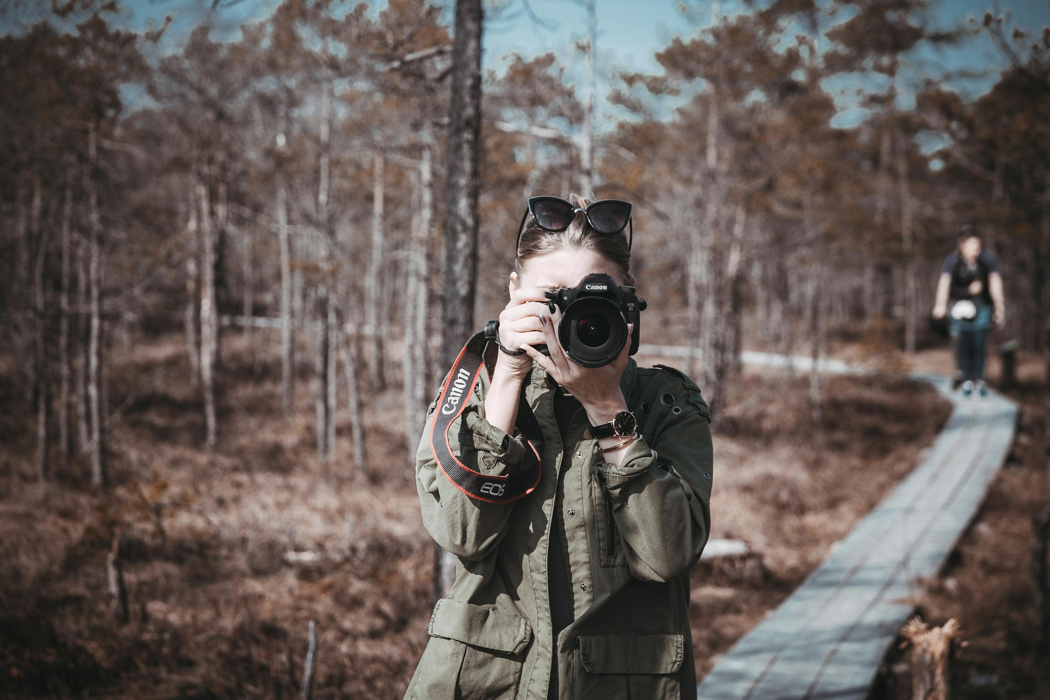 诱导女生拍私密写真的摄影师被辞，守护尊严的界限与责任